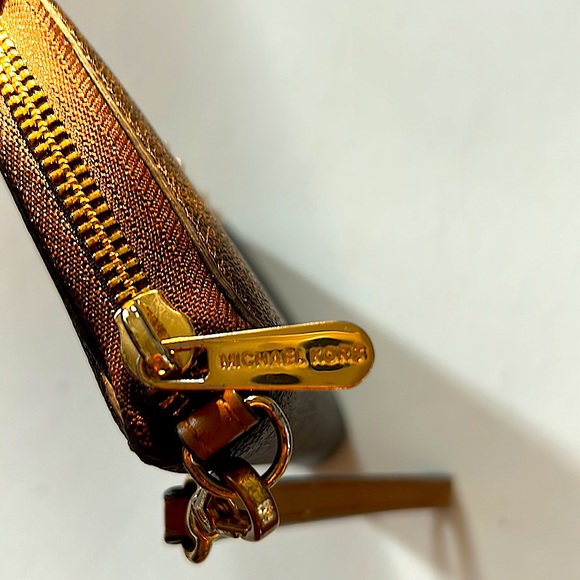 Michael Kors wristlet - Picture 7 of 9